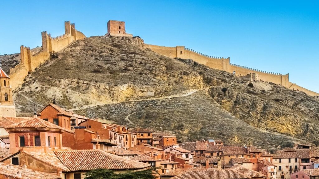 Murallas medievales de Albarracín y la Torre del Andador sobre el paisaje de arenisca roja.