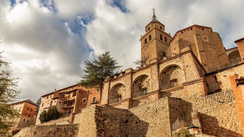 Vista de las murallas y la Torre del Andador, puntos clave qué ver en Albarracín para los amantes de la historia.
