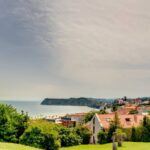 Vista panorámica de la costa de Comillas en Cantabria con el mar Cantábrico de fondo.