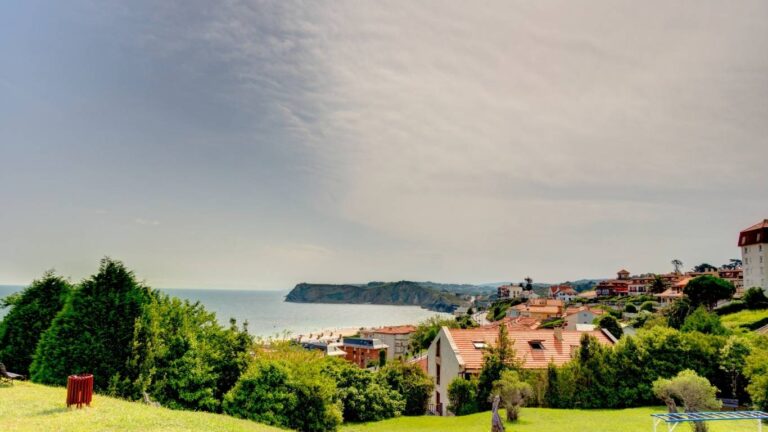 Vista panorámica de la costa de Comillas en Cantabria con el mar Cantábrico de fondo.