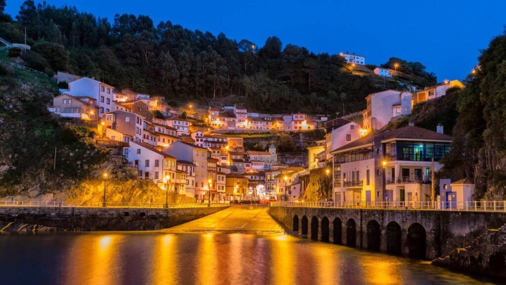 Casas de colores sobre el puerto y mar Cantábrico en Cudillero, Asturias, destino romántico