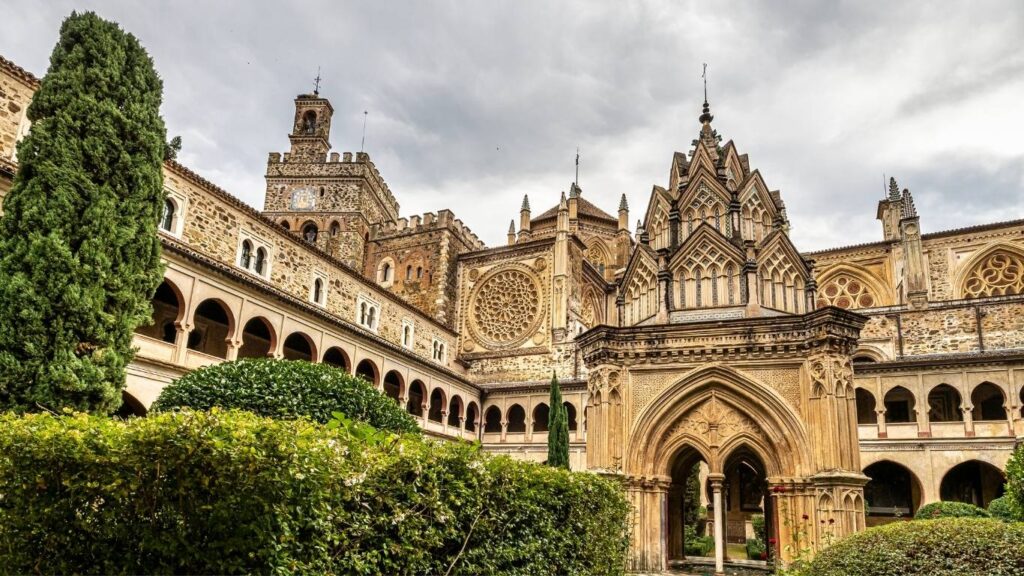 Casco histórico y Monasterio de Guadalupe, Cáceres, Extremadura, destino romántico y cultural