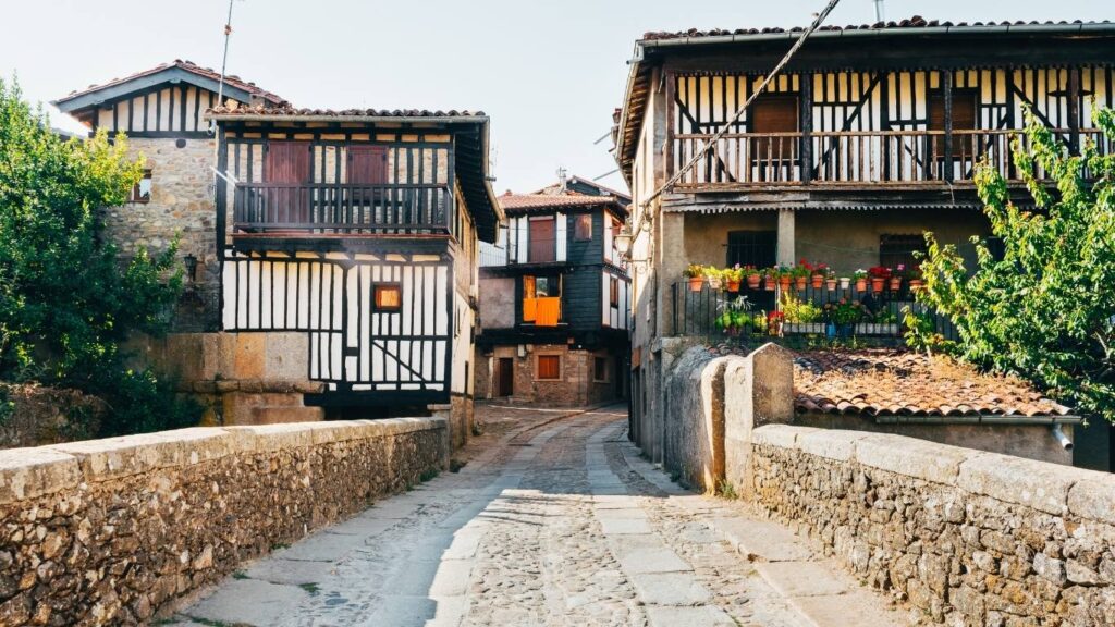 Calles empedradas y fachadas tradicionales en La Alberca, Salamanca, Castilla y León, pueblo con encanto para escapada romántica