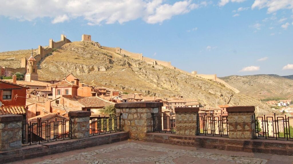 Panorámica desde el Mirador del Palacio Episcopal hacia la muralla medieval y los tejados rojizos del casco histórico.