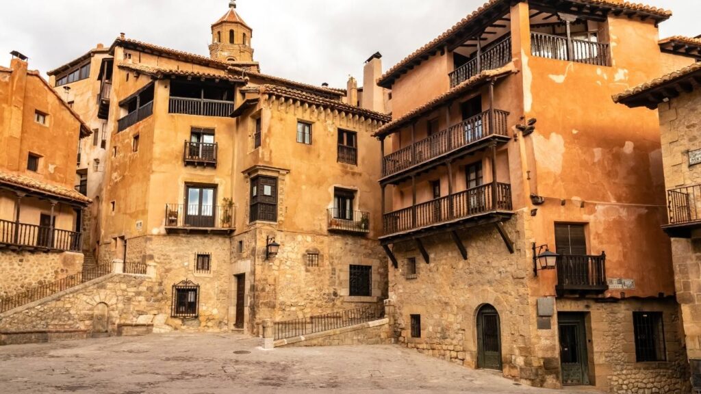 Edificios históricos con balconadas de madera en la Plaza Mayor de Albarracín, corazón social del pueblo.