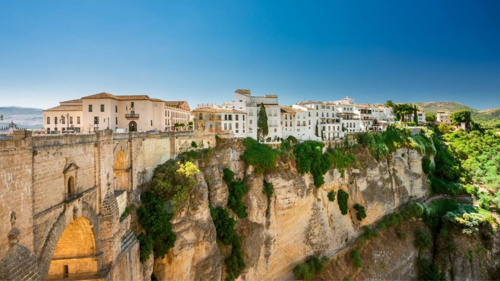 Vistas del Puente Nuevo y el desfiladero en Ronda, Andalucía, con calles empedradas y arquitectura histórica