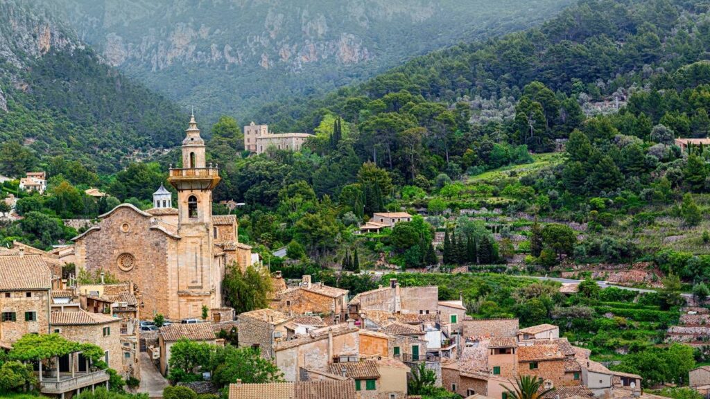 Escapada romántica en España. Calles empedradas y balcones con flores en Valldemossa, Serra de Tramuntana, Mallorca