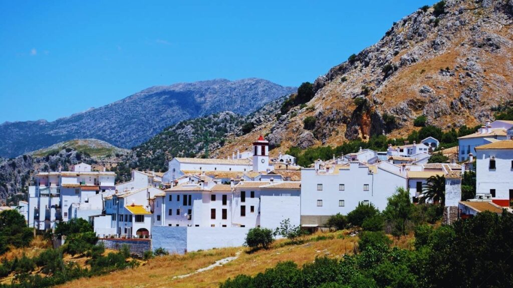 Vista del pequeño pueblo de Benaocaz rodeado de montañas en la Sierra de Grazalema, Cádiz. Ruta de los pueblos blancos de cádiz