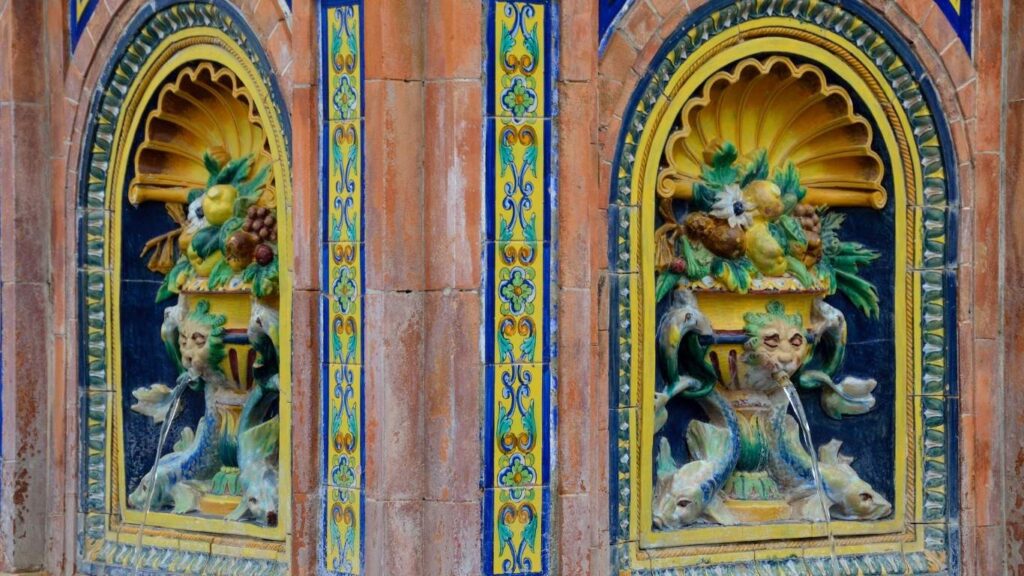 Azulejos sevillanos de la fuente de los Pescaitos en la Plaza de España de Vejer.
