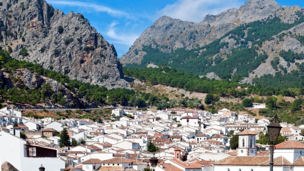 Vista del pueblo de Grazalema enclavado en pleno Parque Natural, rodeado de altas montañas y bosques de pinsapos.
