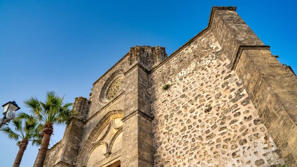 Un templo construido sobre una antigua mezquita, punto clave qué ver en Vejer de la Frontera.