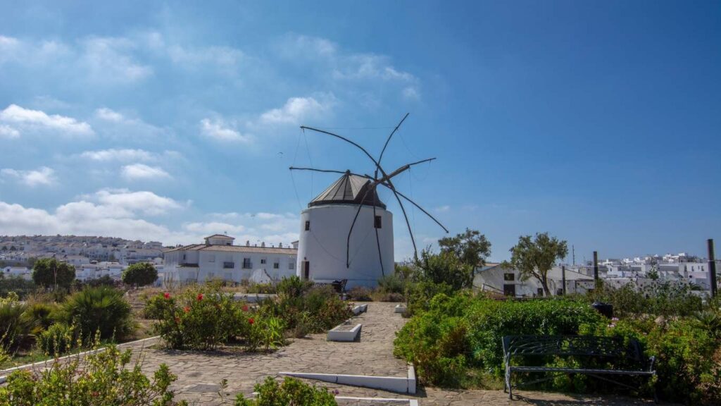 Acueducto de piedra y estructura de los antiguos molinos de agua en el núcleo de Santa Lucía, Vejer