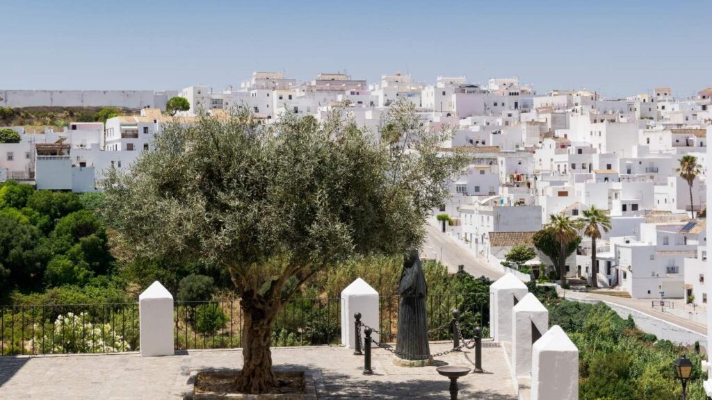 Monumento a la mujer vejeriega y parada obligatoria al buscar qué ver en Vejer de la Frontera.
