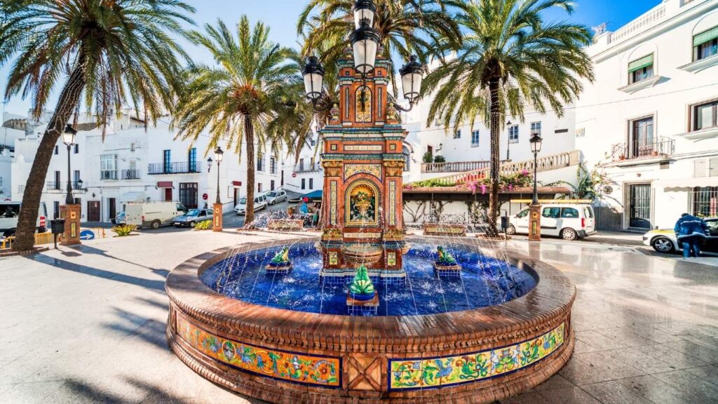 Centro de la Plaza de España de Vejer con la Fuente de los Pescaitos y fachadas del siglo XIX.