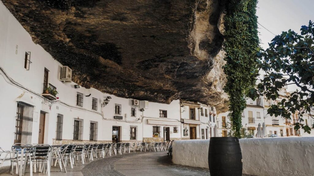 Calle Cuevas del Sol en Setenil de las Bodegas, con casas construidas bajo una enorme roca natural.