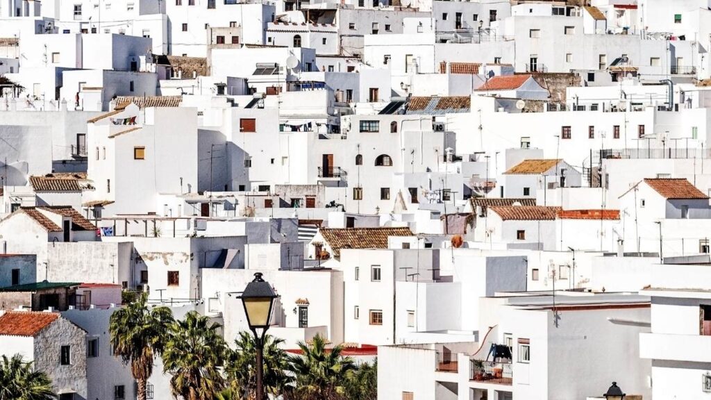 Fachadas encaladas y tejados típicos de Vejer de la Frontera, parada final de la Ruta por los Pueblos Blancos de Cádiz.
