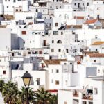 Fachadas encaladas y tejados típicos de Vejer de la Frontera, parada final de la Ruta por los Pueblos Blancos de Cádiz.