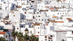 Fachadas encaladas y tejados típicos de Vejer de la Frontera, parada final de la Ruta por los Pueblos Blancos de Cádiz.