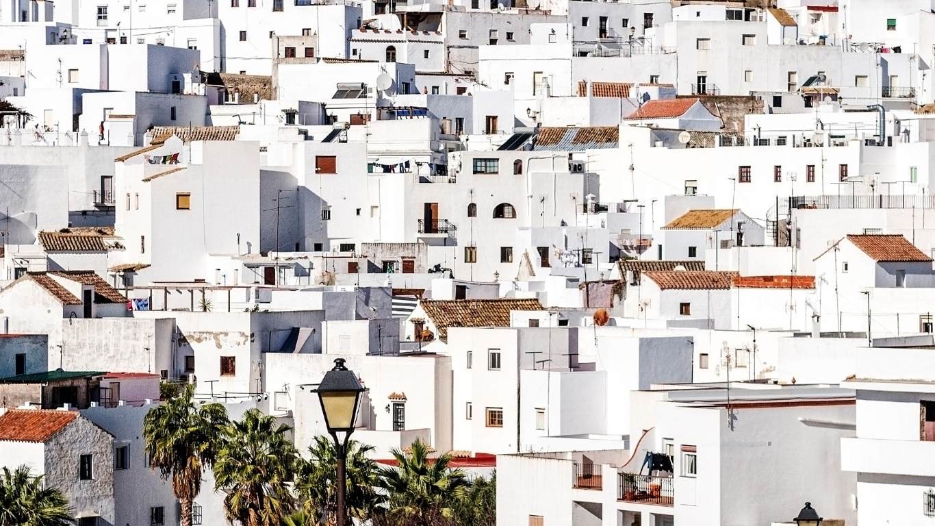 Fachadas encaladas y tejados típicos de Vejer de la Frontera, parada final de la Ruta por los Pueblos Blancos de Cádiz.